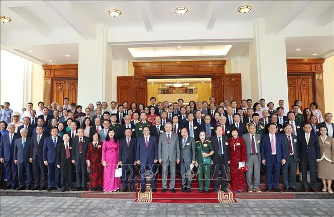 Tổng B&iacute; thư T&ocirc; L&acirc;m, Thủ tướng Phạm Minh Ch&iacute;nh v&agrave; c&aacute;c đồng ch&iacute; l&atilde;nh đạo Đảng, Nh&agrave; nước chụp ảnh lưu niệm với c&aacute;c đại biểu tr&iacute; thức, nh&agrave; khoa học, văn nghệ sĩ - Ảnh: TTXVN