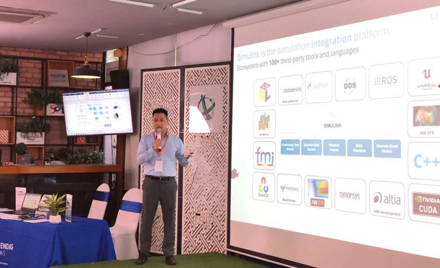 &Ocirc;ng H&agrave; Văn Kỳ, Đại diện Ascendas Systems, chia sẻ tại Hội thảo. Ảnh: SIHUB