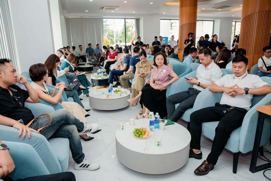 Kh&ocirc;ng khi buổi lễ diễn ra s&ocirc;i động.