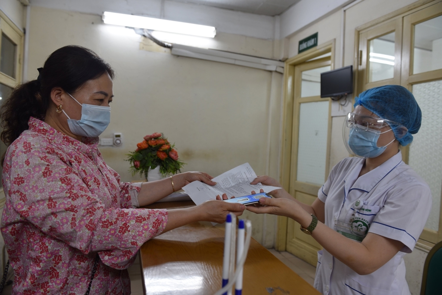 Sử dụng căn cước c&ocirc;ng d&acirc;n khi đi kh&aacute;m chữa bệnh. Ảnh: Duy Nguyễn.